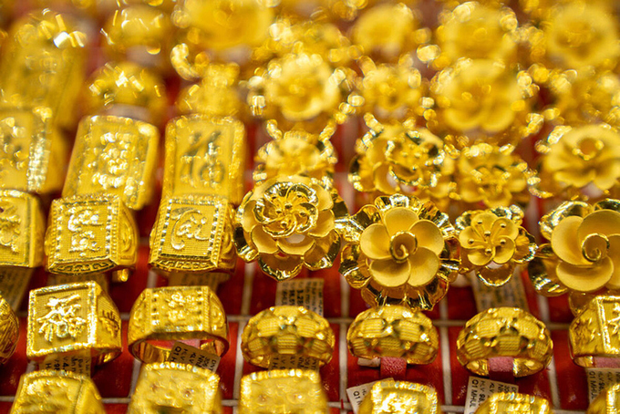 Giá vàng tăng ngoài dự đoán, người ôm vàng nhẫn trơn 24K lãi đậm.