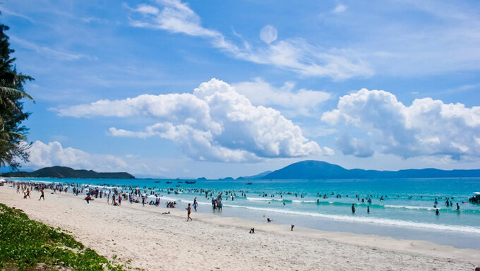 Nhiều du khách sẽ bị cuốn hút trước vẻ đẹp nguyên sơ và bình yên của biển Hải Hòa. Bãi biển này nổi tiếng nằm trong top 6 biển đẹp nhất miền Bắc Việt Nam.