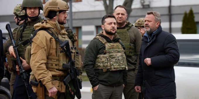 Đương kim Tổng thống Ukraine lo ngại quân đội của ông sẽ yếu thế trước lực lượng Nga nếu Mỹ trì hoãn phê duyệt gói viện trợ 60 tỷ USD. (Ảnh: PBS)