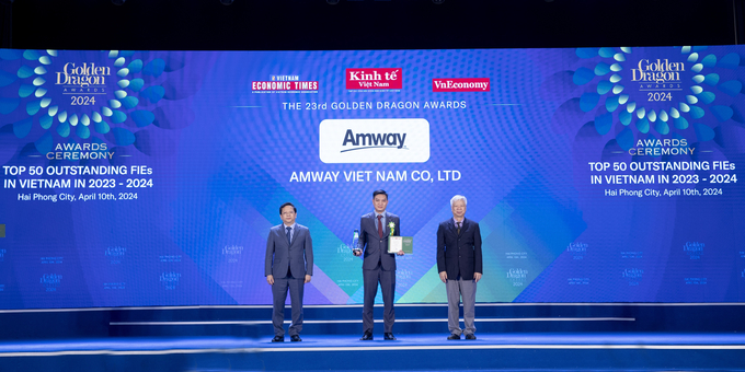 Ông Nguyễn Phương Sơn - Giám đốc Đối ngoại Amway Việt Nam nhận giải thưởng Rồng Vàng 2024 do Tạp chí Kinh tế Việt Nam trao tặng