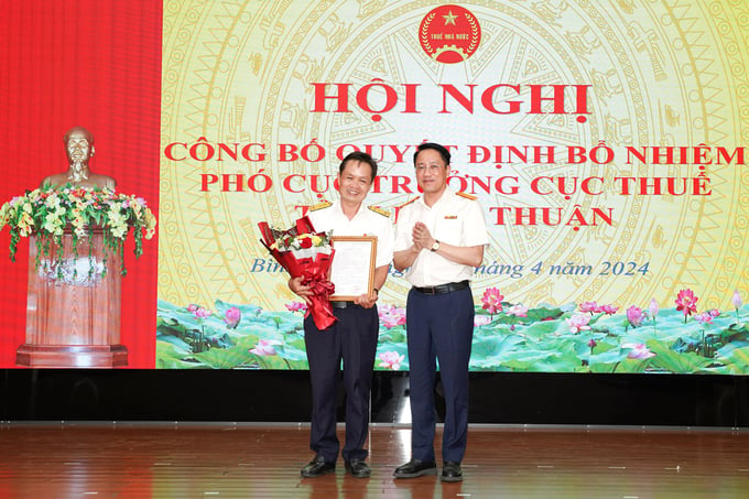 Phó tổng cục trưởng Tổng cục Thuế Mai Sơn trao quyết định cho tân Phó cục trưởng Cục Thuế Bình Thuận Nguyễn Đức Ngọc.