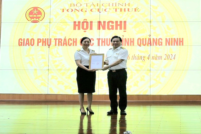 Vụ trưởng Vụ Tổ chức cán bộ Dương Văn Hùng trao quyết định Phó cục trưởng phụ trách Cục Thuế Quảng Ninh cho bà Nguyễn Thị Minh.