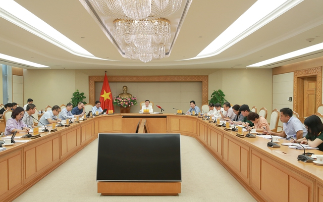 Phó Thủ tướng Trần Hồng Hà cho ý kiến chỉ đạo về những vướng mắc, vấn đề cần lưu ý trong quá trình xây dựng các nghị định hướng dẫn thi hành Luật Đất đai năm 2024 - Ảnh: VGP/Minh Khôi