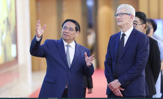 Thủ tướng Phạm Minh Chính và Giám đốc điều hành Tập đoàn Apple (Hoa Kỳ) Tim Cook tham quan Trụ sở Chính phủ. (Ảnh: TTXVN).