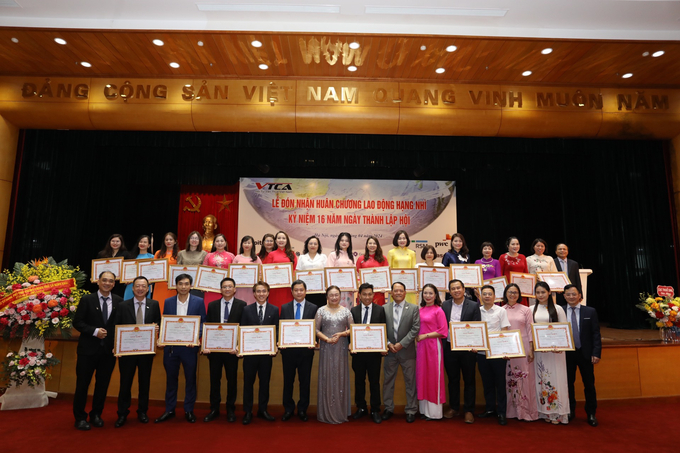 Lãnh đạo VTCA tặng giấy khen cho 27 tập thể và 17 cá nhân có thành tích cao trong công tác.