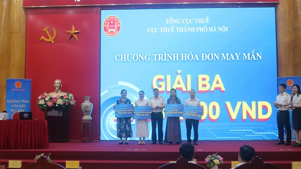 Cục Thuế Hà Nội trao thưởng cho các cá nhân trúng thưởng hóa đơn may mắn.
