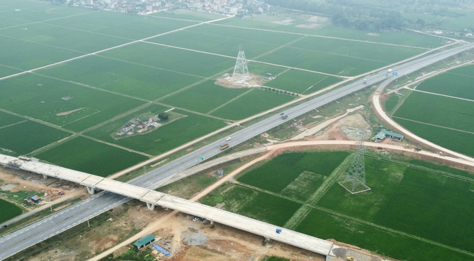 Các hạng mục tại nút giao cao tốc Mai Sơn - quốc lộ 45 ở xã Thiệu Giang, huyện Thiệu Hóa đang được gấp rút hoàn thiện các công đoạn cuối cùng.
