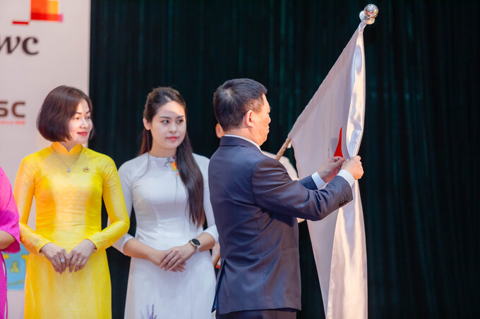 Bộ trưởng Bộ Tài chính Hồ Đức Phớc trao Huân chương Lao động hạng Nhì cho VTCA