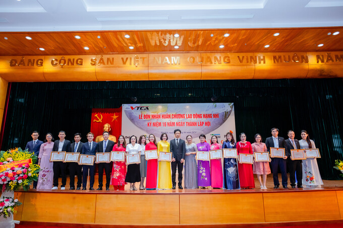 Lãnh đạo VTCA tặng giấy khen cho 27 tập thể và 17 cá nhân có thành tích cao trong công tác.