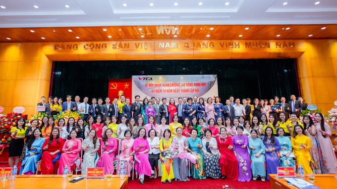 Bà Nguyễn Thị Cúc - Chủ tịch VTCA chụp ảnh cùng các đại biểu khách mời tham dự.