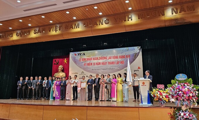Thừa ủy quyền của Chủ tịch nước, Bộ trưởng Bộ Tài chính Hồ Đức Phớc trao Huân chương Lao động hạng Nhì, Tổng cục trưởng Tổng cục Thuế Mai Xuân Thành tặng hoa cho VTCA.