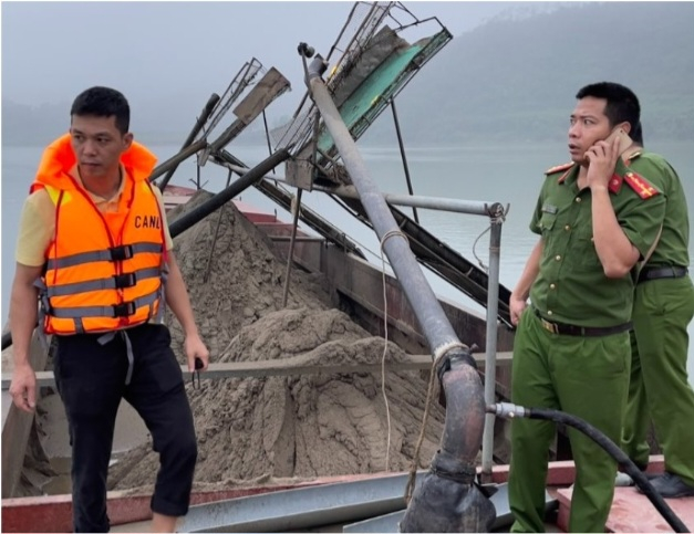Đội CSGT đường thuỷ (Phòng Cảnh sát giao thông Công an tỉnh Nghệ An) chủ trì, phối hợp với Công an huyện Nam Đàn đã phát hiện 02 trường hợp khai thác cát trái phép.