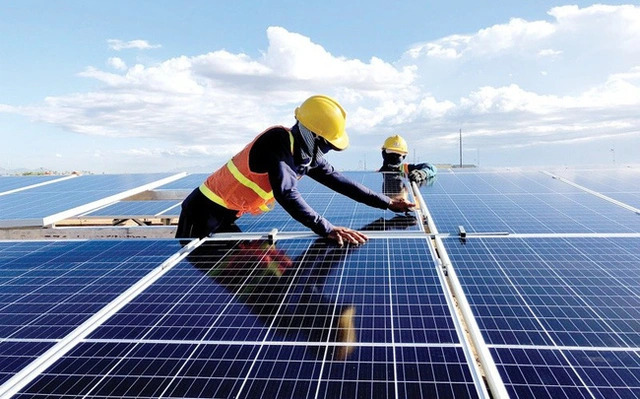 Bộ Công Thương đề xuất nhà máy điện mặt trời được phép bán trực tiếp cho khách hàng qua đường dây riêng. (ảnh minh họa)