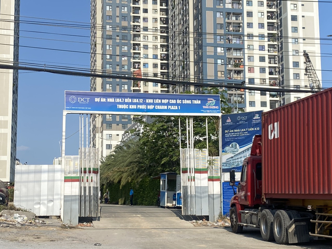 Vị trí tấm bảng thông báo của UBND phường Dĩ An dựng ngay trước cổng công trình nay đã không còn.