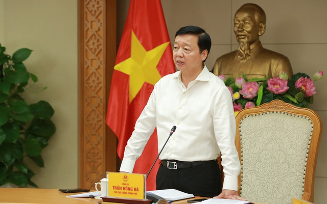 Phó Thủ tướng Trần Hồng Hà nhấn mạnh yêu cầu giải quyết dứt điểm, triệt để những khó khăn, vướng mắc của một số dự án BOT giao thông gắn với tiến độ, trách nhiệm của cấp có thẩm quyền xử lý - Ảnh: VGP/Minh Khôi.