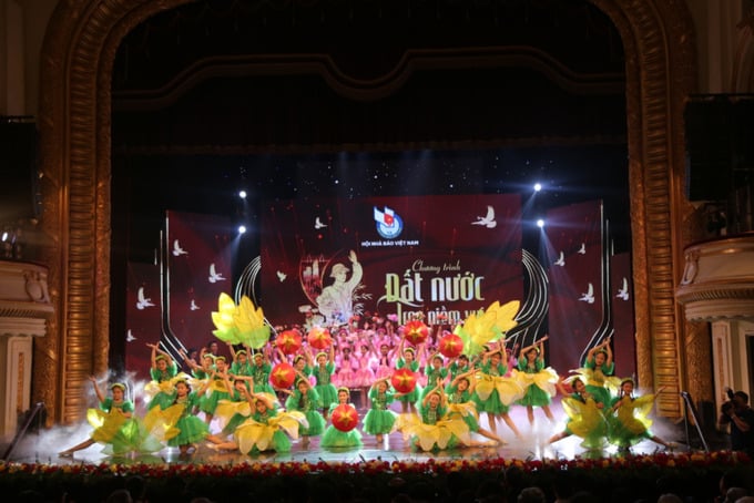 Tiết mục “Hoa xuân đất nước”mở màn trong đêm nghệ thuật