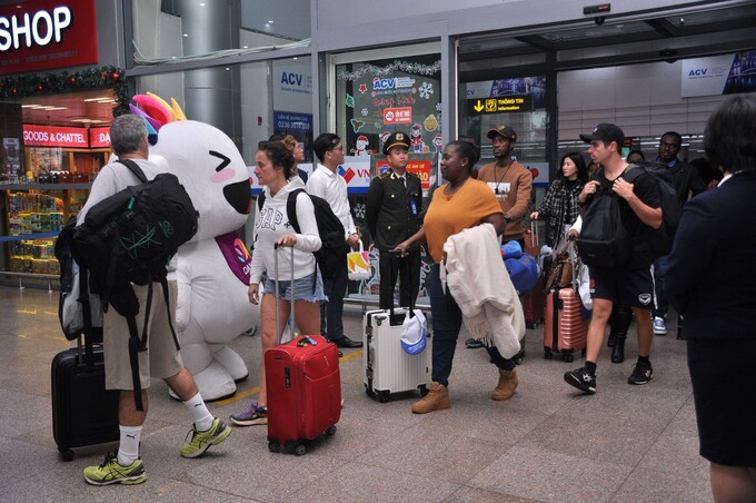 Hành khách xuống sân bay Đà Nẵng