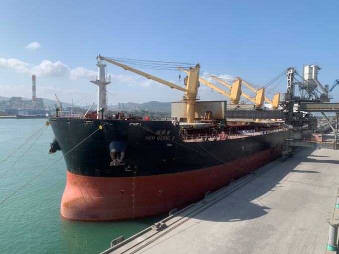Ngay trong những ngày đầu năm mới 2024, Công ty Xi măng Long Sơn (Thanh Hóa) đã liên tiếp đón nhiều chuyến tàu cập Cảng tổng hợp Long Sơn Bãi Ngọc để tiếp nhận xi măng Long Sơn xuất khẩu sang thị trường Mỹ.