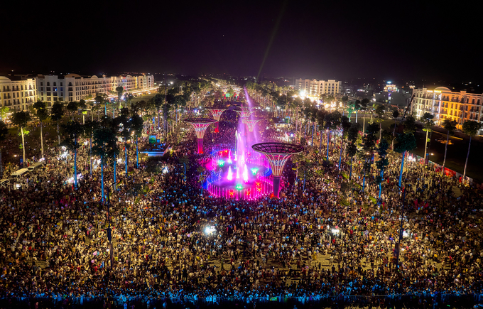 Hàng trăm ngàn người đổ về Quảng trường biển tham dự lễ hội.
