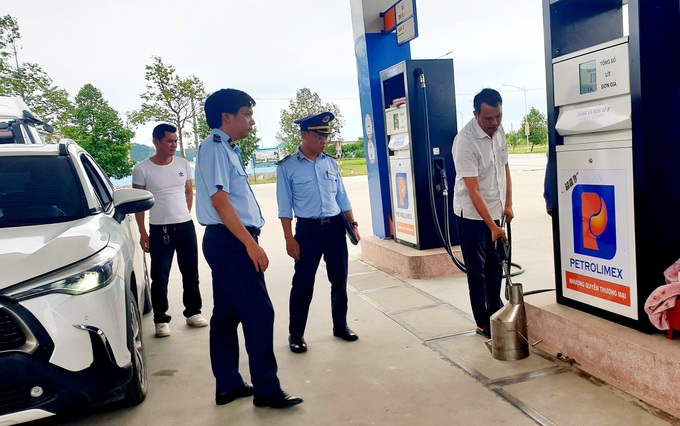 Quản lý thị trường Nghệ An kiểm tra cửa hàng bán lẻ xăng dầu trên địa bàn.