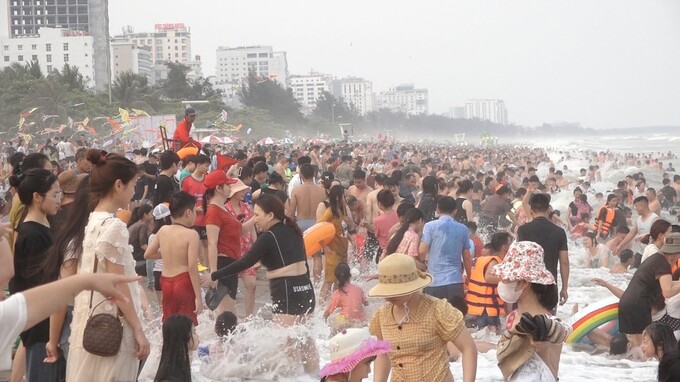 Du lịch biển Sầm Sơn đón 905 nghìn lượt khách trong dịp nghỉ lễ 30/4 và 1/5.