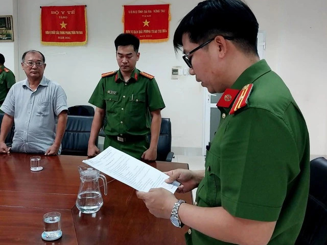 Công an tỉnh Bà Rịa - Vũng Tàu đọc lệnh khởi tố bị can Phạm Minh An (Ảnh: Thanh niên).