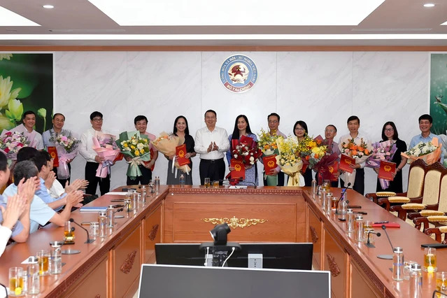 Thứ trưởng Nguyễn Đức Chi chụp ảnh với 12 công chức giữ chức vụ lãnh đạo được điều động, bổ nhiệm.