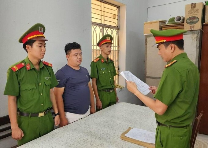 Cơ quan CSĐT Công an quận Thanh Khê tống đạt các quyết định đối với Trần Ngọc Sơn. (ảnh CA)