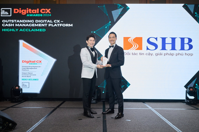 Ông Dương Quốc Tú – Phó Giám đốc Khối Ngân hàng Số đại diện SHB đón nhận giải thưởng “Best Technology Implementation for Digital CX” (Áp dụng công nghệ tốt nhất cho trải nghiệm số) cho giải pháp “Hệ thống phê duyệt tín dụng tự động ACAS”.