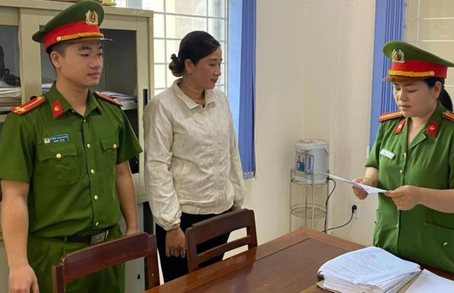 Cơ quan CSĐT Công an huyện Đak Đoa đọc quyết định khởi tố bị can, lệnh cấm đi khỏi nơi cư trú đối với Nguyễn Thị Nhị. (Ảnh: CA Đak Đoa).