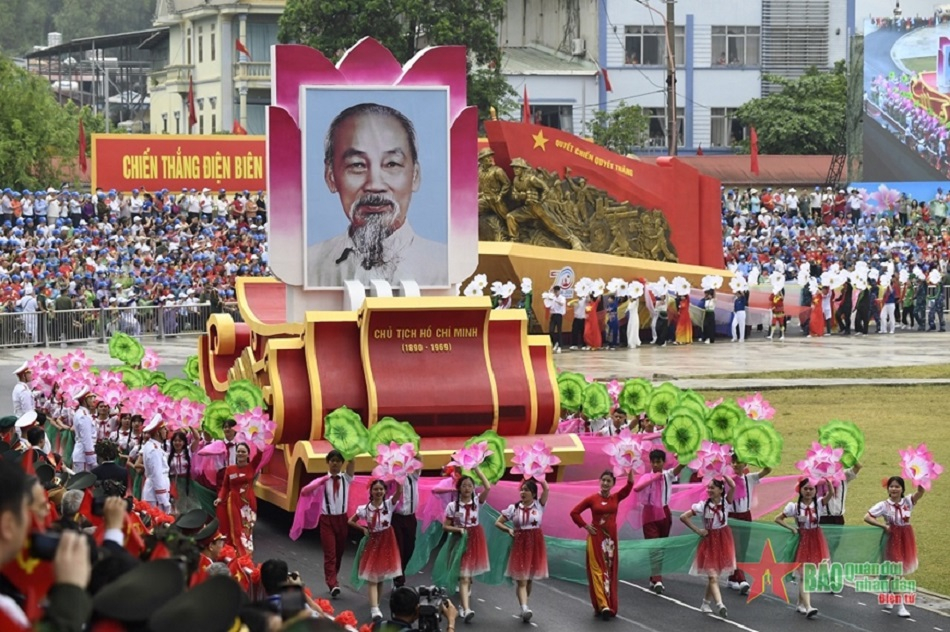 Chân dung Chủ tịch Hồ Chí Minh được rước qua lễ đài. Ảnh: Báo Quân đội Nhân dân.