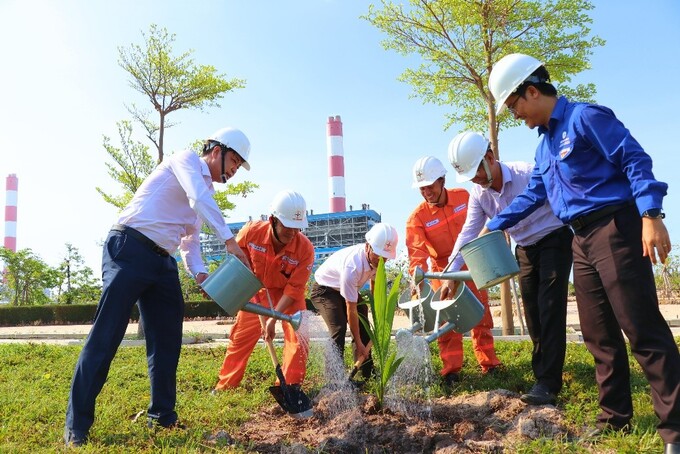 Lãnh đạo và các Đoàn viên thanh niên Công ty tham gia trồng cây tại Lễ phát động