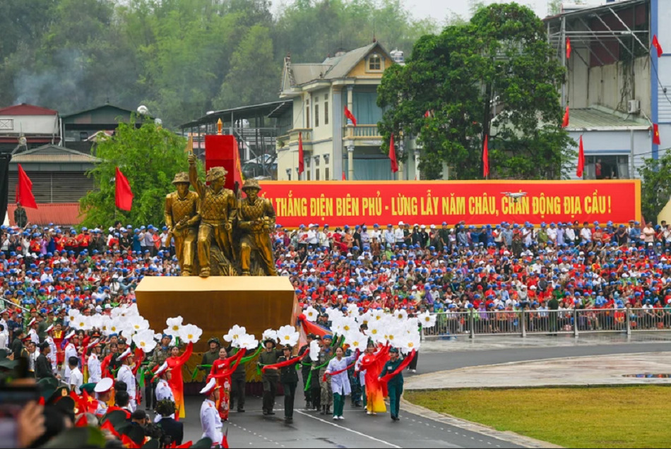 Khối Chiến sĩ Điện Biên diễu hành qua lễ đài. Ảnh: Duy Linh