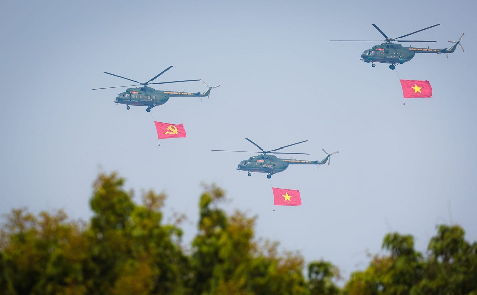 Máy bay trực thăng mang cờ Đảng, cờ Tổ quốc bay qua lễ đài. Ảnh: Ngo Tran Hai An