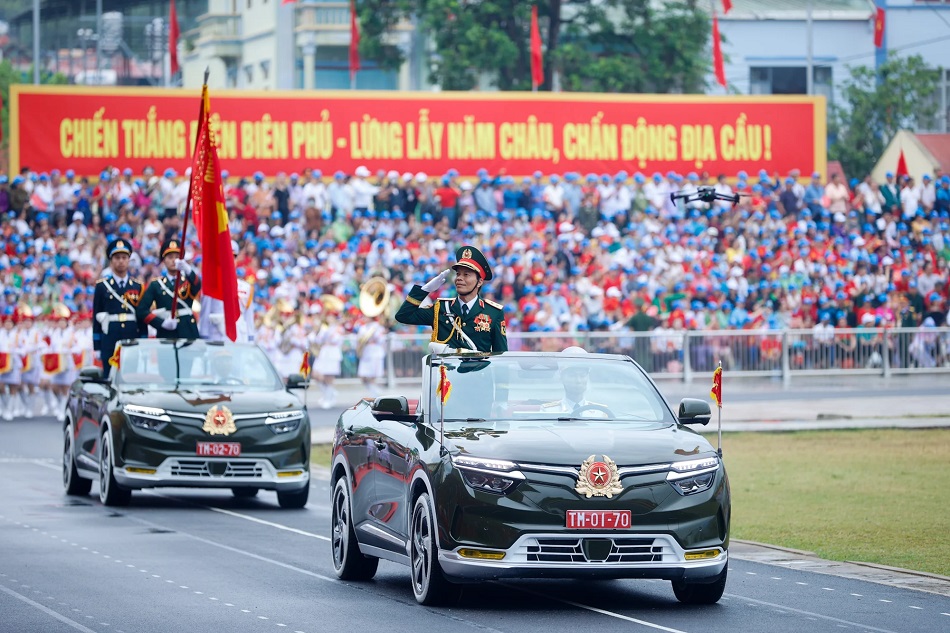 Trung tướng Nguyễn Trọng Bình, Phó Tổng Tham mưu trưởng QĐND Việt Nam trên xe chỉ huy dẫn đầu đoàn diễu binh, diễu hành. Ảnh: Thông tin Chính phủ