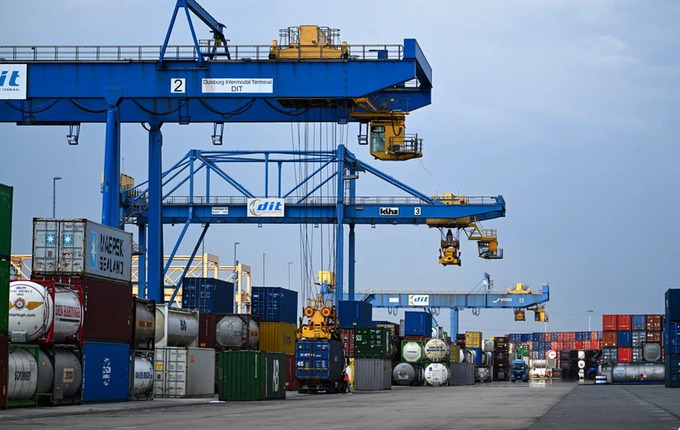 Bốc dỡ container hàng hóa tại cảng ở Duisburg, Đức. (Ảnh: AFP/TTXVN).