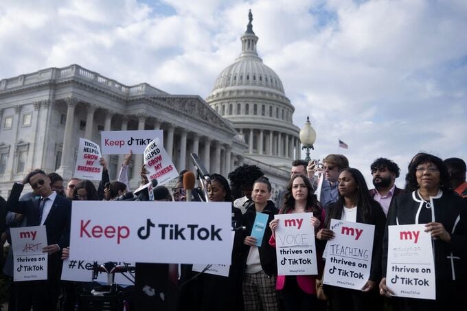 Hàng loạt cuộc biểu tình đã nổ ra trên khắp nước Mỹ để phản đối lệnh cấm TikTok. (Ảnh: The Washington Post).