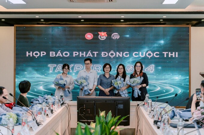 Ban tổ chức tặng hoa cho các đơn vị Bảo trợ Chuyên môn, Bảo trợ Truyền thông của cuộc thi.