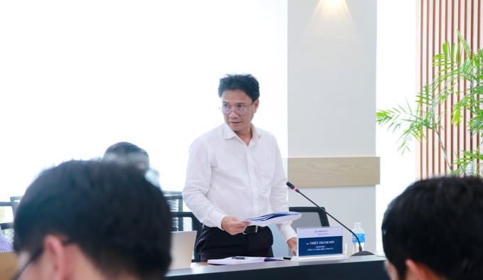 Ông Thiên Thanh Sơn - Giám đốc Công ty Nhiệt điện Vĩnh Tân báo cáo tại buổi làm việc