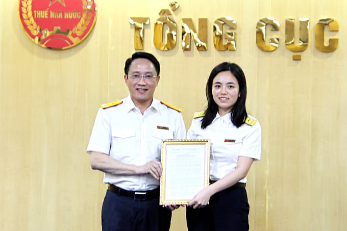 Phó tổng cục trưởng Tổng cục Thuế Mai Sơn trao quyết định Phó vụ trưởng Vụ Tổ chức cán bộ cho bà Vũ Thị Thu Hà.