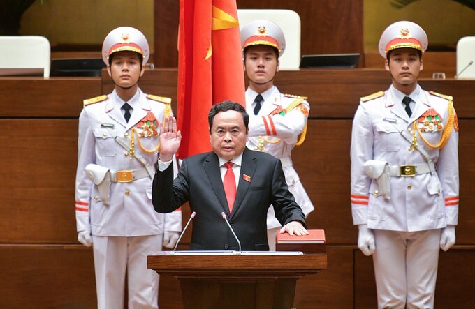 Chủ tịch Quốc hội Trần Thanh Mẫn tuyên thệ.