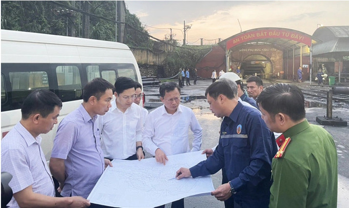 Lãnh đạo tỉnh Quảng Ninh nghe báo cáo và chỉ đạo công tác cứu hộ tại hầm lò Công ty than Quang Hanh, TP Cẩm Phả ngày 13/5.
