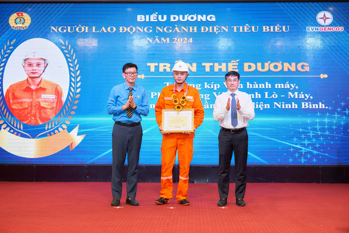 Ông Lê Văn Danh - Tổng Giám đốc EVNGENCO3 và Ông Vũ Quang Sáng - Chủ tịch Công đoàn Tổng Công ty trao giấy khen biểu dương Người lao động ngành Điện tiêu biểu cấp Tổng Công ty năm 2024