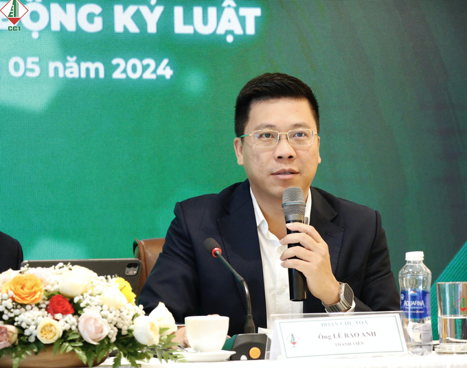 Ông Lê Bảo Anh – Đại diện Đoàn chủ tọa giải đáp các ý kiến của cổ đông trong phần thảo luận tại Đại hội.