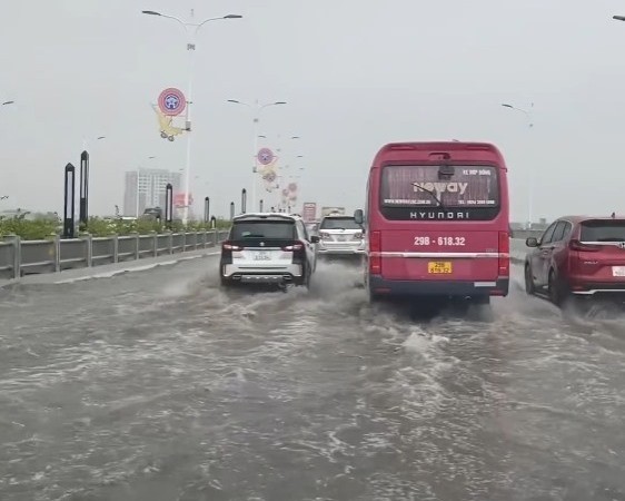 Sau nhiều lần mưa lớn, mặt cầu Vĩnh Tuy - giai đoạn 2 thường bị ứ đọng, ngập nước trên mặt cầu, dẫn đến khó khăn cho việc lưu thông các phương tiện qua cầu.