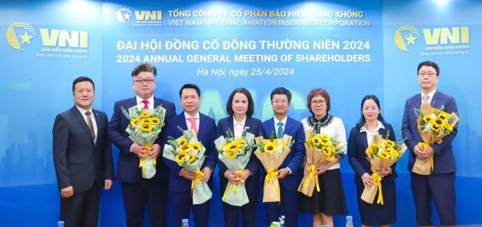 Ông Lê Tuấn Dũng (thứ ba từ bên trái) và các thành viên trong HĐQT, Ban Kiểm soát mới của Bảo hiểm Hàng không.