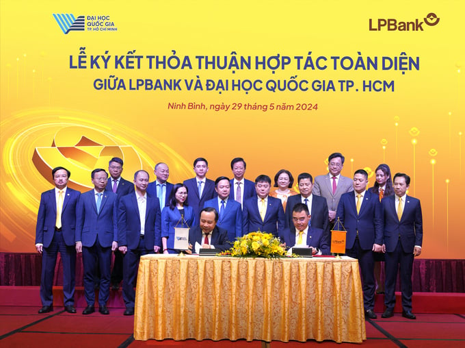 Đại diện hai bên, PGS.TS Vũ Hải Quân, Ủy viên Trung Ương Đảng, Bí thư Đảng ủy, Giám đốc ĐHQG-HCM (bên trái) và ông Hồ Nam Tiến - Tổng Giám đốc LPBank (bên phải) thực hiện ký kết thỏa thuận hợp tác toàn diện.
