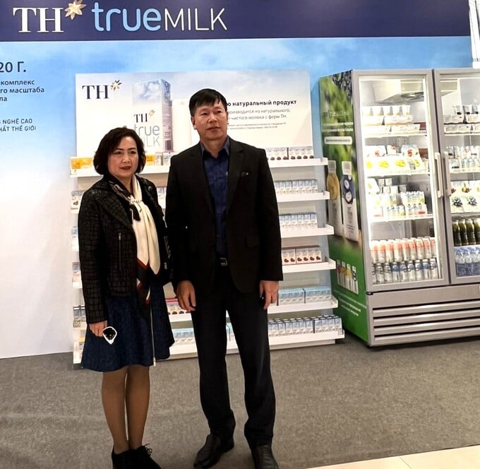Tổng Lãnh sự Nguyễn Đăng Hiền và Phu nhân thăm gian hàng triển lãm của tập đoàn TH.