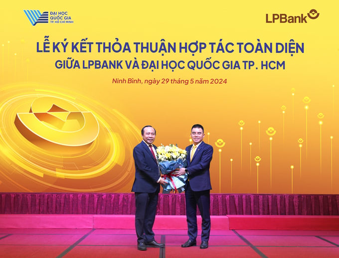Đại diện LPBank và Đại học Quốc gia Thành phố Hồ Chí Minh trao hoa chúc mừng Lễ ký kết diễn ra thành công