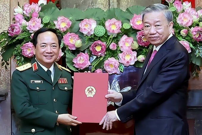 Chủ tịch nước Tô Lâm trao quyết định bổ nhiệm chức vụ chủ nhiệm Tổng cục Chính trị Quân đội nhân dân Việt Nam cho thượng tướng Trịnh Văn Quyết - Ảnh: TTXVN.